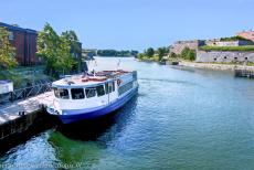 Fort Suomenlinna - Fort Suomenlinna: De ferry in de haven van Suomenlinna. Fort Suomenlinna werd gebouwd op zes eilanden voor de kust van Helsinki in Finland. De...
