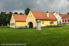 Historisch dorp Holašovice - Historisch dorp Holašovice: Een gedenkteken van een pestepidemie staat op het centrale plein. Van 1520 tot 1525 werd...