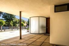 Tugendhat Villa in Brno - Tugendhat Villa in Brno: De unieke hoofdentree van de villa. Ludwig Mies van der Rohe ontwierp de Tugendhat Villa. Voor het...