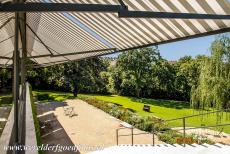 Tugendhat Villa in Brno - Tugendhat Villa in Brno: De benedenetage heeft een grote gevel van glas met uitzicht op de tuin. In 1939 werd de villa...