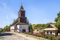 Het oude dorp Hollókő - Het oude dorp Hollókő en haar omgeving: De Rooms-katholieke Sint-Martinuskerk van Hollókő staat in het midden van het...