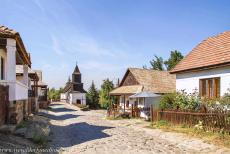 Het oude dorp Hollókő - Het oude dorp Hollókő en omgeving: In het midden van het dorp staat een kleine kerk. Hollókő werd gebouwd aan de...