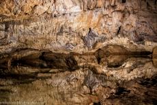 Grotten van de Aggtelek Karst - Baradla - Grotten van de Aggtelek karst en Slowaakse karst: Waterspiegeling in het kristalheldere water van de ondergrondse rivier de Styx in de...