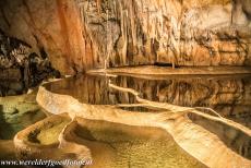 Grotten van de Aggtelek Karst - Baradla - Grotten van de Aggtelek en Slowaakse karst: De cascade druipsteenmeren in de Domica grot, een van de betoverendste grotten in Slowakije....