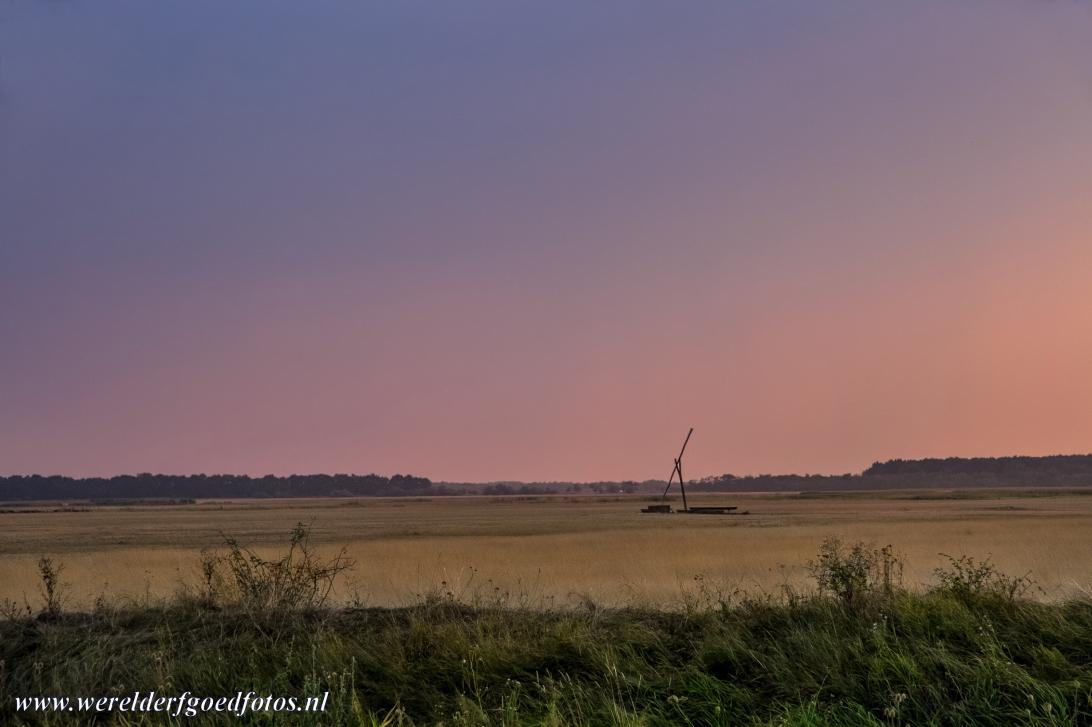 Nationaal Park Hortobágy - de Puszta - Een karakteristieke waterput in Nationaal Park Hortobágy - de Puszta, gelegen in het oosten van Hongarije. De meest bekende bouwwerken op... Nationaal Park Hortobágy - de Puszta - Een karakteristieke waterput in Nationaal Park Hortobágy - de Puszta, gelegen in het oosten van Hongarije. De meest bekende bouwwerken op...
