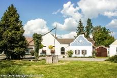 Cultuurlandschap Fertö / Neusiedlersee - Cultuurlandschap van de Fertö / Neusiedlersee: Een huis met een karakteristieke ophaalput in Apetlon, een dorp in Oostenrijk bij de...