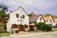 Tokaj wijnstreek - Historisch cultuurlandschap van de Tokaj wijnstreek: Enkele wijnhuizen met proeflokalen. Als gevolg van het Verdrag van Trianon ligt een...