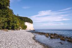 Oude en voorhistorische beukenbossen - Nationaal Park Jasmund: De Piratenkloof, de Piratenschlucht, op&nbsp;R&uuml;gen. De krijtrotsen op het eiland zijn gevormd door de erosie van de...