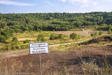 Fossielengebied de Groeve Messel - Fossielenvindplaats Groeve Messel: Het is overal te zien, dat geologen in de Groeve Messel aan het werk zijn. De...