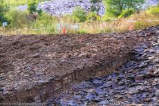 Fossielengebied de Groeve Messel - Fossielenvindplaats Groeve Messel: Lagen met oliehoudende schalie, de Groeve Messel was van 1859 tot 1971 een oliehoudende schalie mijn....