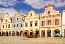 Historisch centrum van Telč - Historisch centrum van Telč: Het driehoekige marktplein van de historische stad wordt omgeven door herenhuizen met...
