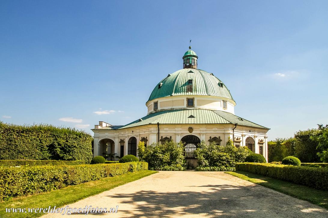 Tuinen en kasteel van Kroměříž - Tuinen en kasteel in Kroměříž: De achthoekige Rotonde staat het midden van de bloementuin in Kroměříž,... Tuinen en kasteel van Kroměříž - Tuinen en kasteel in Kroměříž: De achthoekige Rotonde staat het midden van de bloementuin in Kroměříž,...