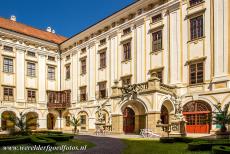 Tuinen en kasteel van Kroměříž - De binnenplaats en hoofdingang van het kasteel in Kroměříž. Het kasteel huisvest een kostbare kunstcollectie, waaronder een van...