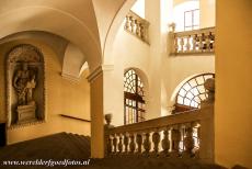 Tuinen en kasteel van Kroměříž - Tuinen en kasteel in Kroměříž: Het trappenhuis van het kasteel in Kromeríz is gedecoreerd met beelden. Karl II von...