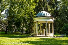 Tuinen en kasteel van Kroměříž - Tuinen en kasteel in Kroměříž: Een van de neoklassieke tempeltjes in het kasteelpark. Rond het kasteel ligt een park in de...