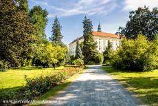 Tuinen en kasteel van Kroměříž - De tuinen en het kasteel van Kroměříž: Het kasteel van Kromeríz gezien vanuit het kasteelpark. Het...