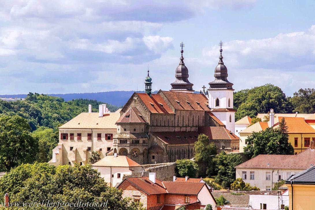 Joodse wijk en St. Procopius Basiliek in Třebíč - De St. Procopius Basiliek in Třebíč, op de voorgrond de Joodse wijk van Třebíč. Třebíč is een stad in het... Joodse wijk en St. Procopius Basiliek in Třebíč - De St. Procopius Basiliek in Třebíč, op de voorgrond de Joodse wijk van Třebíč. Třebíč is een stad in het...