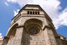 Joodse wijk en St. Procopius Basiliek in Třebíč - Joodse wijk en St. Procopius Basiliek in Třebíč: Een roosvenster van de basiliek. De St. Procopius Basiliek in Třebíč...