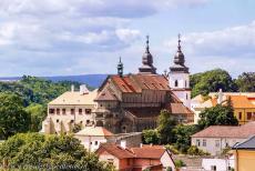 Joodse wijk en St. Procopius Basiliek in Třebíč - De St. Procopius Basiliek in Třebíč, op de voorgrond de Joodse wijk van Třebíč. Třebíč is een stad in het...