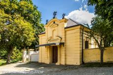 Joodse wijk en St. Procopius Basiliek in Třebíč - Joodse wijk en de St. Procopius Basiliek in Třebíč: Het ceremoniële gebouw bij de ingang van de Joodse begraafplaats in...