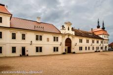 Kasteel van Litomyšl - De brouwerij van het kasteel van Litomyšl, erachter zijn twee torens te zien van de Piaristenkerk der Oprichting van het Heilige...