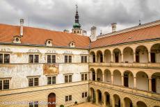 Kasteel van Litomyšl - De sgraffiti decoraties op de façade van de tweede binnenplaats van het kasteel van Litomyšl. Het middeleeuwse kasteel werd...