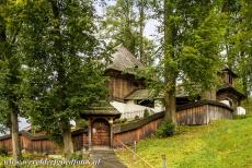 Houten kerken van de Slowaakse Karpaten - Houten kerken van de Slowaakse Karpaten: De evangelische houten kerk van Leštiny staat op een lage heuvel, ze heeft de vorm van...