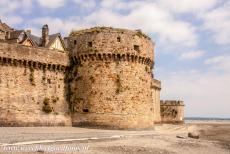 Mont Saint-Michel en zijn baai - Mont Saint-Michel en haar baai: De inderukwekkende fortificaties van de kloostervesting Mont Saint-Michel. Binnen de...