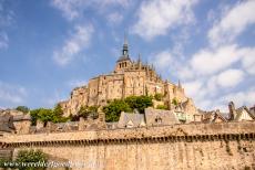 Mont Saint-Michel en zijn baai - Mont Saint-Michel en haar baai: Volgens de legende verscheen in 708 de aartsengel Michaël aan de bisschop van Avranches...