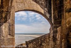 Mont Saint-Michel en zijn baai - Mont Saint-Michel en haar baai: Uitzicht over Het Kanaal vanaf de 'Grande Degré'. De 'Grande Rue'...