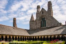 Mont Saint-Michel en zijn baai - Mont Saint-Michel en haar baai: De Abdij van Mont Saint-Michel en de kloostertuin. Het lijkt of de abdijkerk een raam heeft in de...