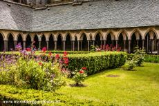 Mont Saint-Michel en zijn baai - Mont Saint-Michel: De rechthoekige kloostertuin van de Abdij van Mont Saint-Michel ligt boven op de Mont Saint-Michel, de tuin wordt...