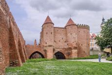 Historisch centrum van Warschau - Historisch centrum van Warschau: De originele dubbele muren en de torens van de imposante Barbakan van Warschau werden in de 16de eeuw gebouwd. De... Historisch centrum van Warschau - Historisch centrum van Warschau: De originele dubbele muren en de torens van de imposante Barbakan van Warschau werden in de 16de eeuw gebouwd. De...