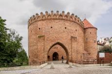 Historisch centrum van Warschau - Historisch centrum van Warschau: Een van de torens van de Barbakan van Warschau. De toren werd gebouwd in 1540 op de locatie...