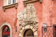Historisch centrum van Warschau - Historisch centrum van Warschau: Een vroeg 18de eeuws gebeeldhouwd rococo ornament van een galjoen boven de deur van een huis in... Historisch centrum van Warschau - Historisch centrum van Warschau: Een vroeg 18de eeuws gebeeldhouwd rococo ornament van een galjoen boven de deur van een huis in...