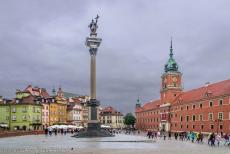 Historisch centrum van Warschau - Historisch centrum van Warschau: Donkere wolken hangen boven Plac Zamkowy, het Slotplein in het centrum, met de Sigismundzuil en het... Historisch centrum van Warschau - Historisch centrum van Warschau: Donkere wolken hangen boven Plac Zamkowy, het Slotplein in het centrum, met de Sigismundzuil en het...