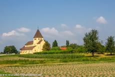 Kloostereiland Reichenau - Kloostereiland Reichenau: De St. Georgekerk in Oberzell wordt omringd is door landerijen en boomgaarden, de St. Georgekerk dateert uit...