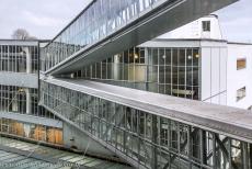 Van Nellefabriek - Van Nellefabriek: Gangen van staal en glas verbinden de gebouwen van het fabriekscomplex. De ontwerpers gebruikten de Fagusfabriek in het Duitse...