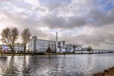 Van Nellefabriek - De Van Nellefabriek staat aan de oever van de Delfshavense Schie kanaal in de Spaanse Polder, een industriegebied in Rotterdam. Het kanaal...