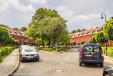 Berlin Modernism Housing Estates - Berlin Modernism Housing Estates: Row houses in the housing estate Großsiedlung Britz. The six housing estates in Berlin were designed...