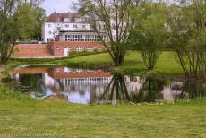 Modernistische woonwijken in Berlijn - Modernistische woonwijken in Berlijn: De huizen van de iconische Hufeisensiedlung werden rond&nbsp;deze glaciale vijver gebouwd. Het...
