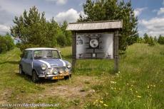 Geodetische boog van Struve - Onze classic mini uit 1974 bij het informatiebord van de Geodetische boog van Struve, nabij het dorpje Meskonys in Litouwen. De...