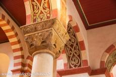 De Mariendom en Michaelskerk, Hildesheim - Dom en Michaelskerk in Hildesheim: Een romaans kapiteel van een van de twaalf pilaren in het schip van de kerk. Het geschilderde stucwerk in...