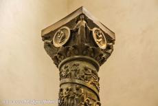 De Mariendom en Michaelskerk, Hildesheim - Dom van Hildesheim: De bronzen Bernward zuil staat ook bekend als de Christuszuil. De zuil is vier meter hoog, de vierentwintig reliëfs...