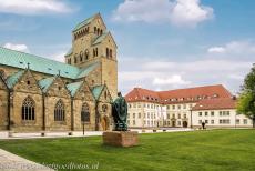 De Mariendom en Micha&euml;lskerk in Hildesheim - De Dom&nbsp;van Hildesheim wordt ook&nbsp;de Mariendom of de Dom St. Mari&auml; Himmelfahrt genoemd. Op het Domplein voor de&nbsp;kathedraal staat...