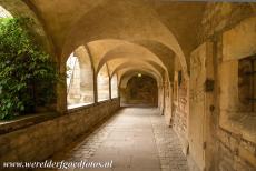 De Mariendom en Michaelskerk, Hildesheim - Dom van Hildesheim: Een van de kloostegangen van de Dom. In de kloostertuin werd in 1321 de St. Annakapel gebouwd. De...