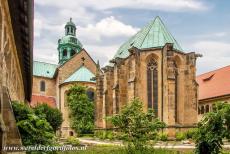 De Mariendom en Michaelskerk, Hildesheim - Tegen de apsis van de Dom van Hildesheim groeit een roos, een Rosa canina, ze zou honderden jaren oud zijn en staat bekend als...