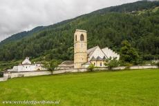 Benedictijner klooster St. Johannes in Müstair - De Plantatoren rijst hoog uit boven het Benedictijner klooster van St. Johannes in Müstair. Het klooster ligt in de Val Müstair, de...