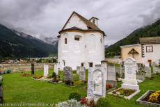 Benedictijner klooster St. Johannes in Müstair - Benedictijner klooster van St. Johannes in Müstair: De Heilige Kruiskapel staat op het kerkhof van het klooster. De kapel...