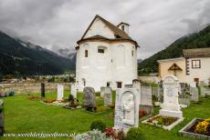 Benedictijner klooster St. Johannes in Müstair - Benedictijner klooster van St. Johannes in Müstair: De Heilige Kruiskapel staat op het kerkhof van het klooster. De kapel...